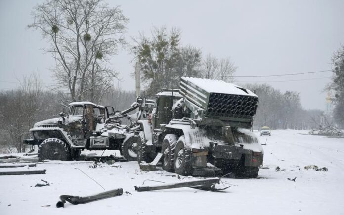 Beberapa peluncur roket Angkatan Darat Rusia hancur, dengan huruf "Z" yang dicat di sisinya di Kharkiv, 25 Februari. Foto: Reuters/Maksim Levin.