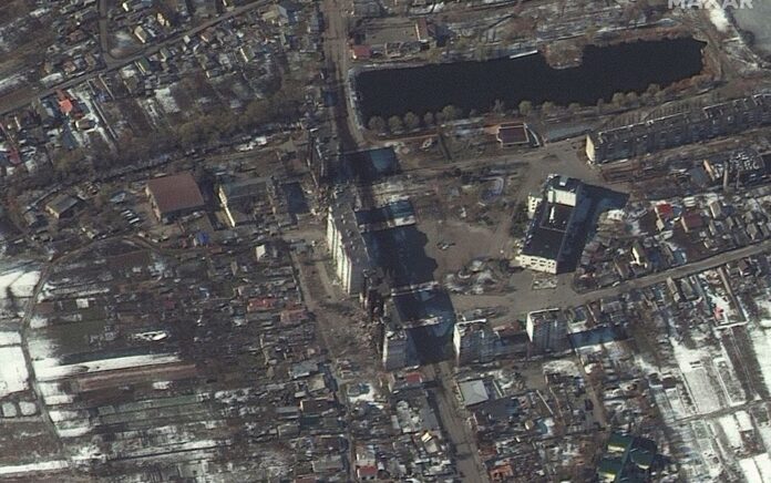 Gambar satelit menunjukkan bangunan tempat tinggal yang rusak, di tengah invasi Rusia ke Ukraina, di pemukiman Borodyanka di wilayah Kyiv, Ukraina, 9 Maret 2022. Foto: MAXAR via Reuters.