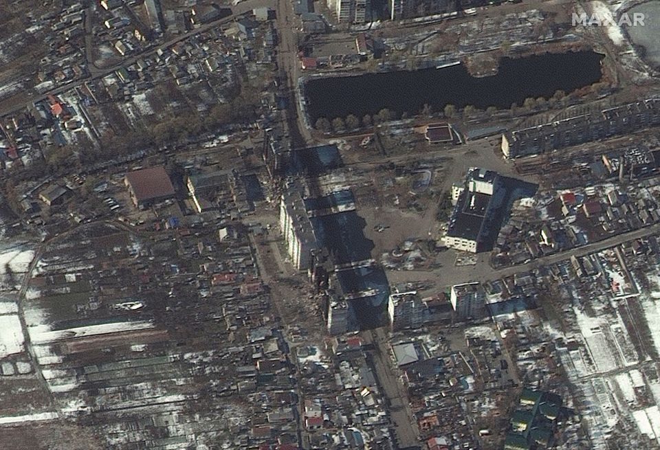 Gambar satelit menunjukkan bangunan tempat tinggal yang rusak, di tengah invasi Rusia ke Ukraina, di pemukiman Borodyanka di wilayah Kyiv, Ukraina, 9 Maret 2022. Foto: MAXAR via Reuters.