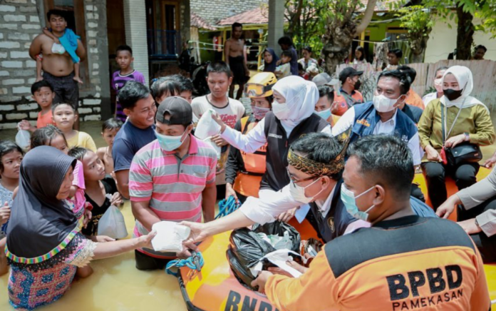 Dampingi Gubernur, Bupati Pamekasan Pantau Langsung Korban Banjir