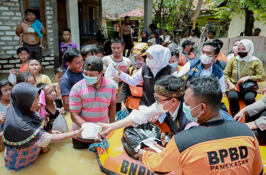 Dampingi Gubernur, Bupati Pamekasan Pantau Langsung Korban Banjir