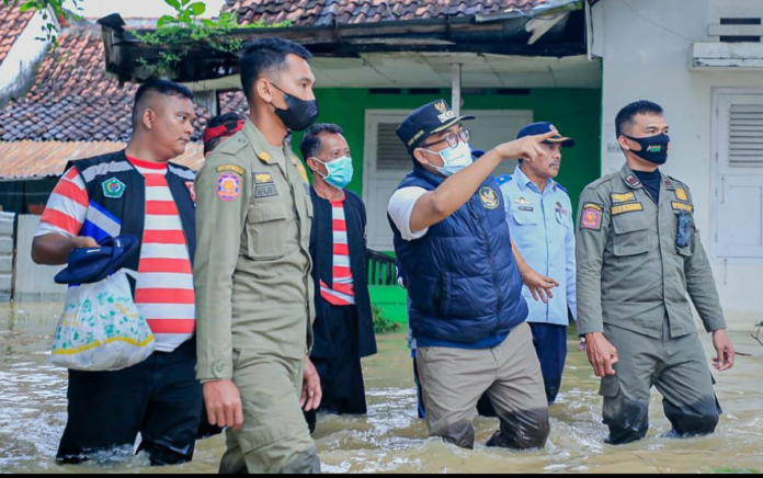 Terobos Banjir, Bupati Pamekasan Pastikan Warganya Selamat