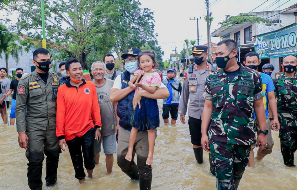 Terobos Banjir, Bupati Pamekasan Pastikan Warganya Selamat