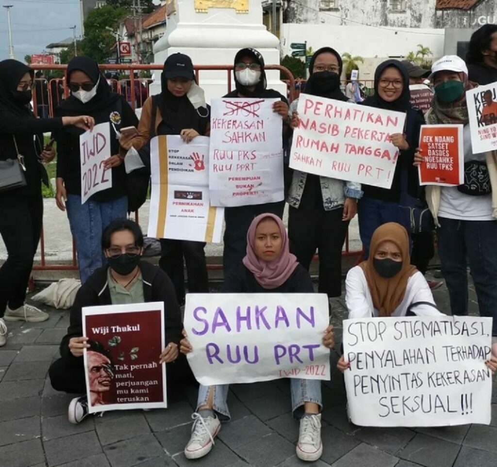 Massa Komite International Women’s Day Yogyakarta 2022 bentangkan beragam poster dalam peringatan IWD di Tugu Jogja, Selasa (8/3). (Foto: Asalamia)