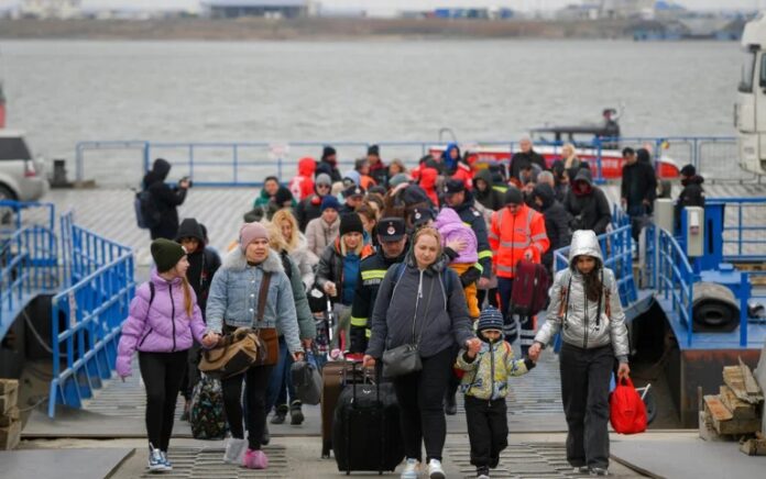 Pengungsi dari Ukraina tiba dengan feri di persimpangan Isaccea-Orlivka di Rumania. Foto: Andreea Alexandru/AP Photo.