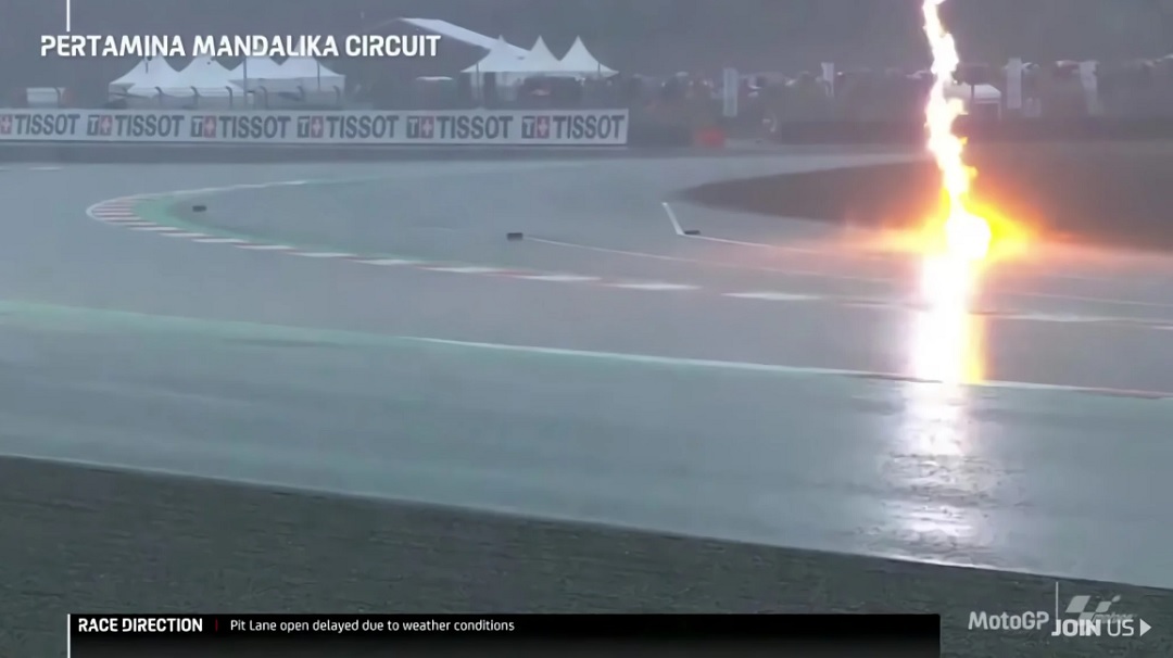 Rekaman video menunjukkan lecutan petir sempat menyambar pinggiran Sirkuit Mandalika ketika start MotoGP ditunda karena hujan deras. (Foto: Tangkapan layar twitter @btsportmotogp)