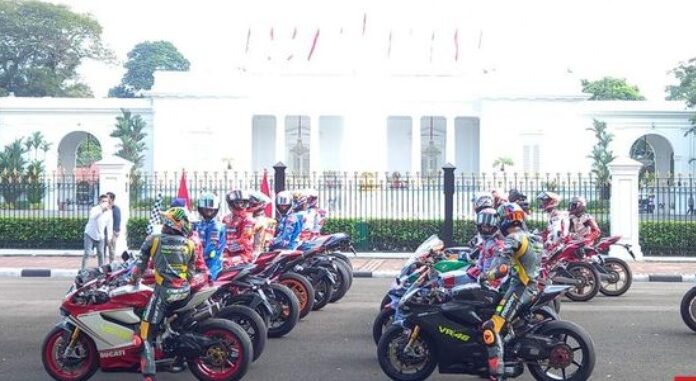 Pembalap MotoGP Parkir Motor di Depan Istana