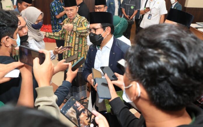 Menteri Desa, Pembangunan Daerah Tertinggal dan Transmigrasi, Abdul Halim Iskandar menjadi narasumber dalam acara MilleNUal Summit yang merupakan rangkaian harlah PWNU Jawa Timur pada Sabtu (26/3).