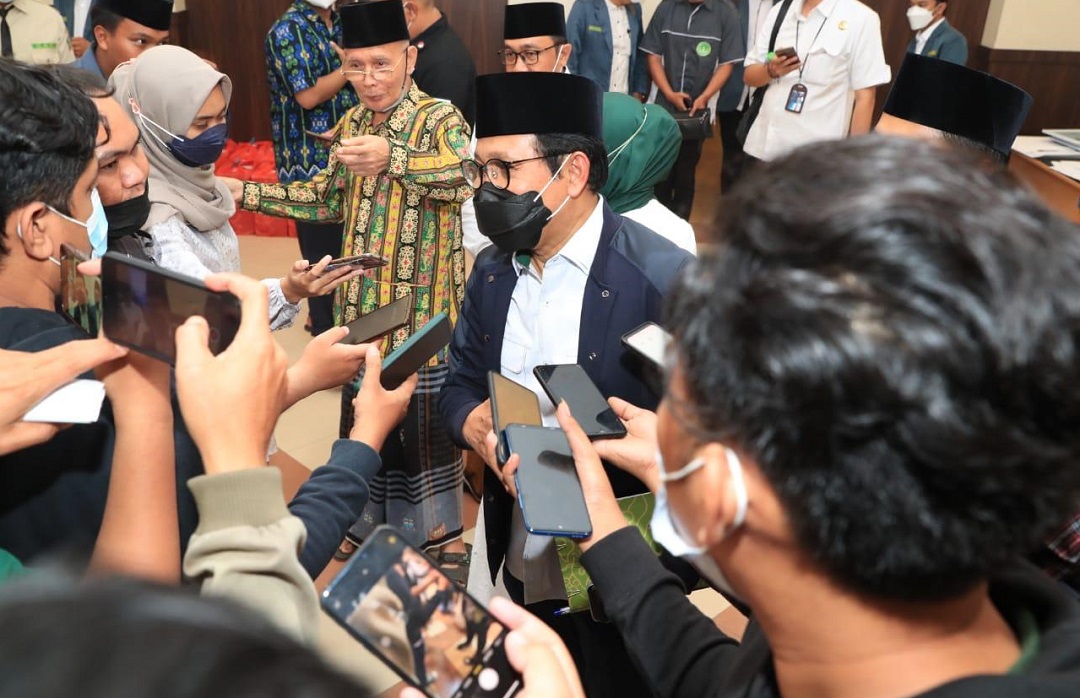 Menteri Desa, Pembangunan Daerah Tertinggal dan Transmigrasi, Abdul Halim Iskandar menjadi narasumber dalam acara MilleNUal Summit yang merupakan rangkaian harlah PWNU Jawa Timur pada Sabtu (26/3).
