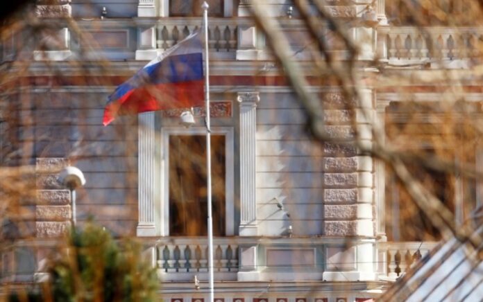 Tampilan luar Kedutaan Besar Rusia di Riga, Latvia. Foto: Toms Kalnins/EPA.