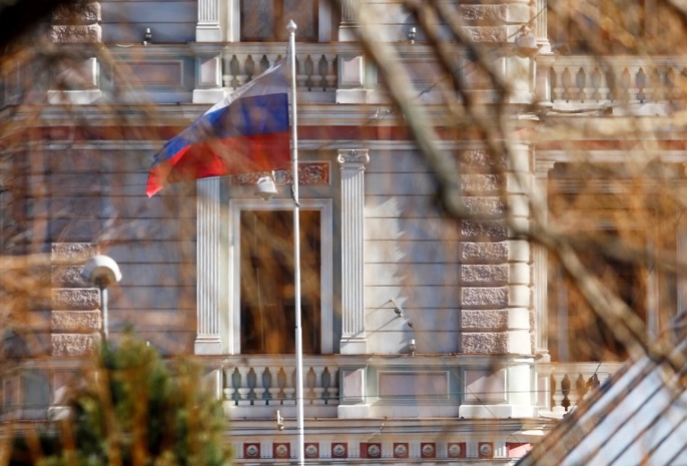 Tampilan luar Kedutaan Besar Rusia di Riga, Latvia. Foto: Toms Kalnins/EPA.