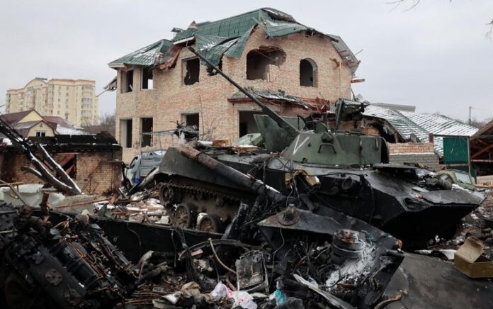 Sebuah kendaraan lapis baja yang hancur, dengan huruf "V" dicat di menaranya, terlihat di sebuah jalan di kota Bucha di wilayah Kiev, Ukraina, 1 Maret. Foto: Reuters/Serhii Nuzhnenko.