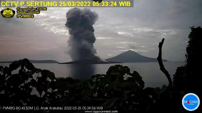 Erupsi Gunung Anak Krakatau: Semburkan Abu Vulkanik Sejauh 2 Km