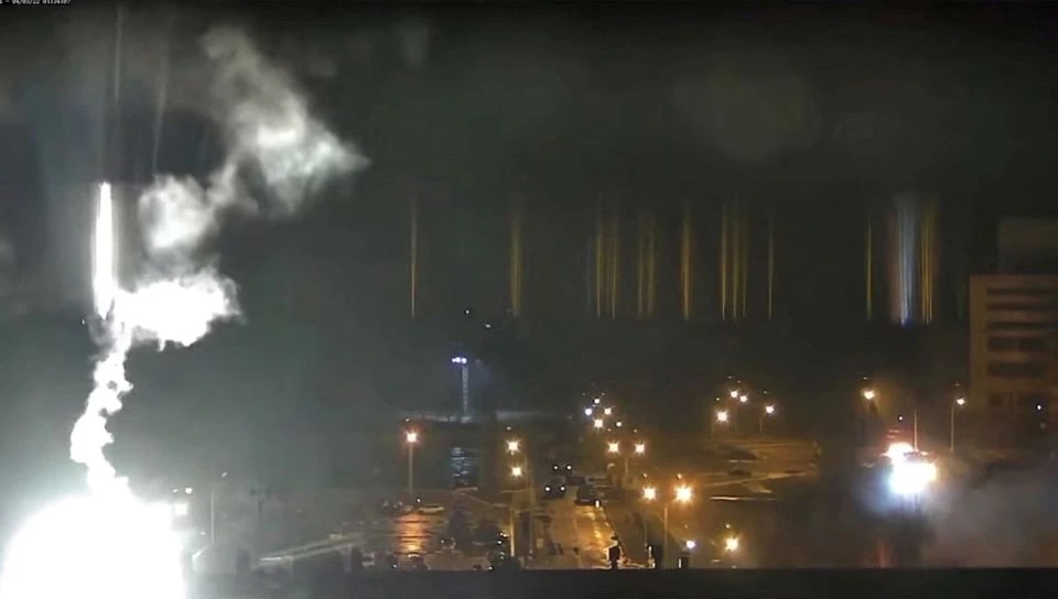 Rekaman kamera pengintai menunjukkan pendaratan suar di pembangkit listrik tenaga nuklir Zaporizhzhia selama penembakan di Enerhodar sembilan hari setelah invasi Rusia ke Ukraina, di Zaporizhia Oblast, Ukraina 4 Maret 2022. Foto: Tangakapan Layar video di Media Sosial.