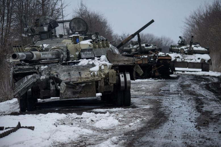 Tank Rusia yang hancur terlihat, di tengah invasi Rusia ke Ukraina, di wilayah Sumy, Ukraina, 7 Maret 2022. Foto: Layanan Pers Militer Ukraina via Reuters.