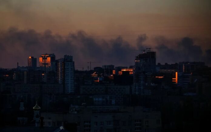 Asap mengepul setelah penembakan di dekat Kyiv, Ukraina 11 Maret 2022. Foto: Reuters/Gleb Garanich.