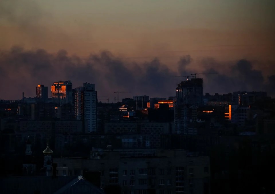 Asap mengepul setelah penembakan di dekat Kyiv, Ukraina 11 Maret 2022. Foto: Reuters/Gleb Garanich.