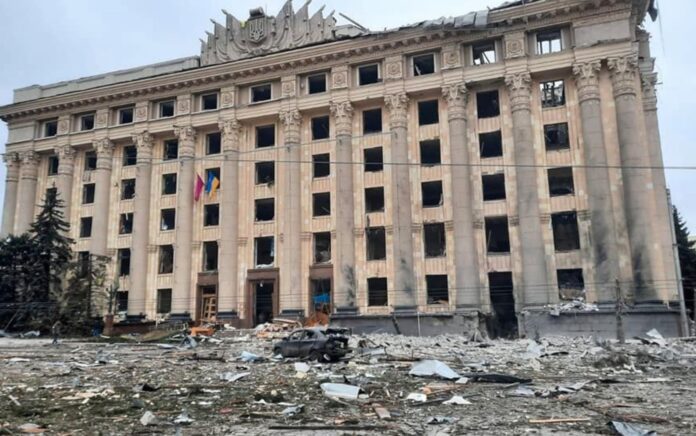 Penampakan area di dekat gedung pemerintahan regional yang terkena rudal menurut pejabat kota, di Kharkiv, Ukraina, Jumat, 1 Mret 2022. Foto: Reuters.