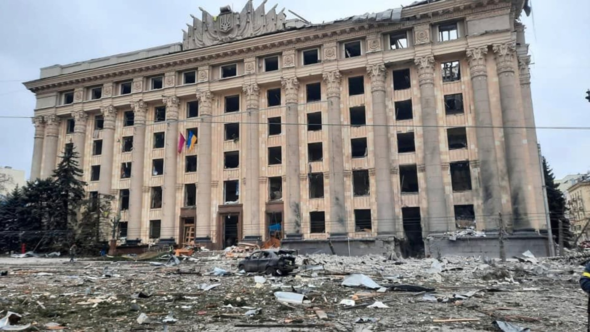 Penampakan area di dekat gedung pemerintahan regional yang terkena rudal menurut pejabat kota, di Kharkiv, Ukraina, Jumat, 1 Mret 2022. Foto: Reuters.