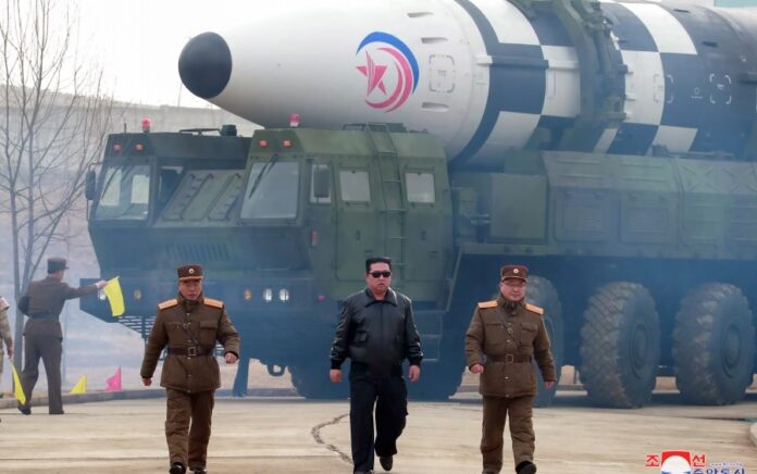 Kim Jong Un mengawasi langsung peluncuran rudal balistik antarbenua (ICBM) Hwasongpho-17, versi terbaru Hwasong-17, Kamis (24/3). Foto: KCNA.
