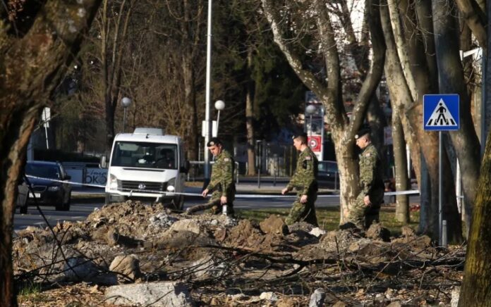 Tentara Kroasia menyelidiki lokasi di mana pesawat tak berawak militer jatuh di Zagreb. Foto: Antonio Bat/EPA.