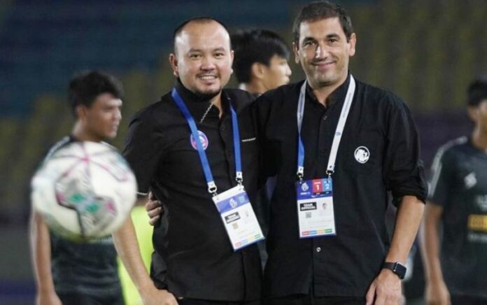 Ali Rifki (kiri) mundur dari jabatan manajer ad interim Arema FC. (foto: Media Officer Arema FC)