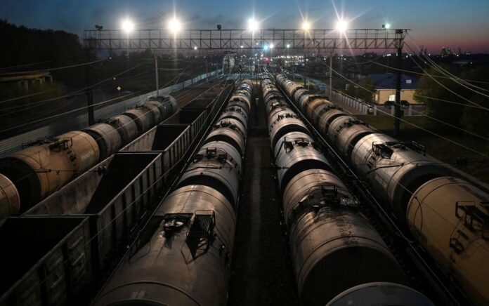 Pemandangan menunjukkan gerbong barang kereta api, termasuk tangki minyak, di Omsk, Rusia 1 Mei 2020. Foto: Reuters/Alexey Malgavko.