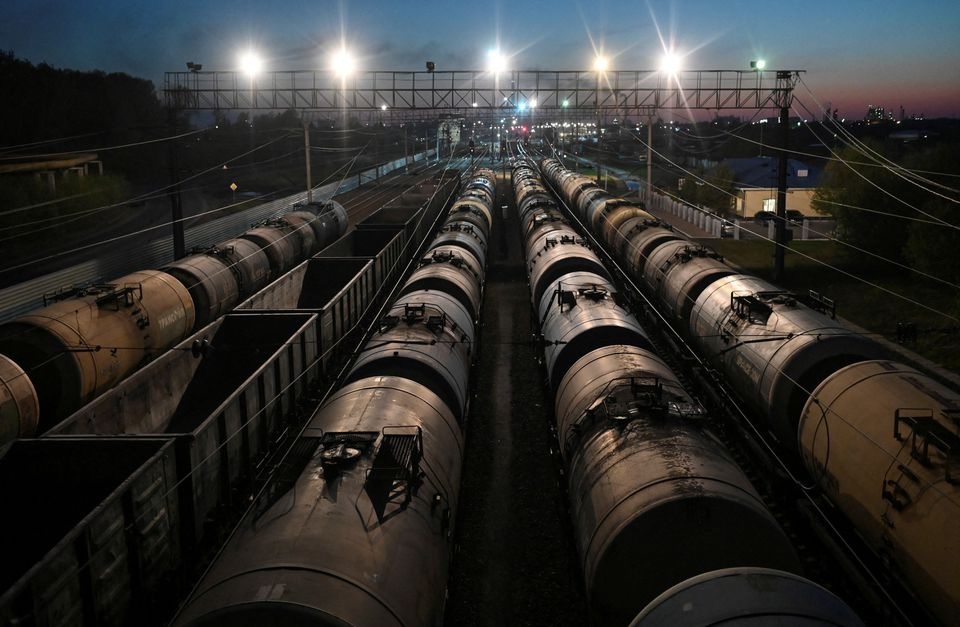Pemandangan menunjukkan gerbong barang kereta api, termasuk tangki minyak, di Omsk, Rusia 1 Mei 2020. Foto: Reuters/Alexey Malgavko.