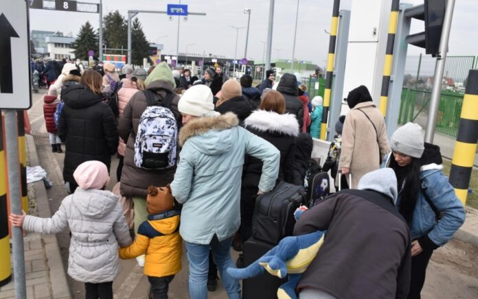 Pengungsi dari Ukraina memasuki Polandia di perbatasan Medyka. Foto: UNCHR.