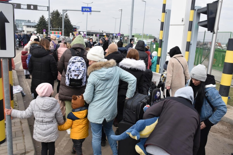 Pengungsi dari Ukraina memasuki Polandia di perbatasan Medyka. Foto: UNCHR.