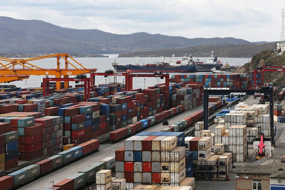 Kontainer pengiriman bertumpuk di pelabuhan komersial di Vladivostok, Rusia 18 Oktober 2021. Foto: Reuters/Tatiana Meel.