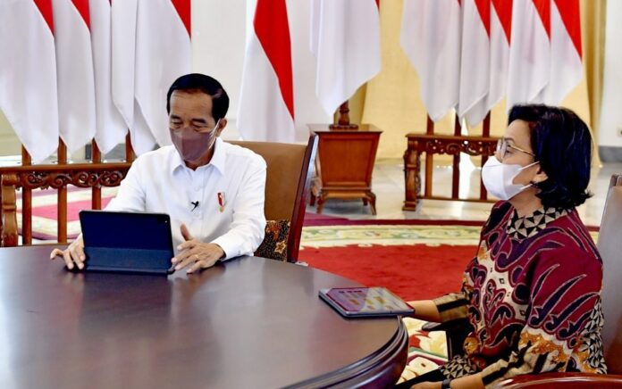 Menteri Keuangan Sri Mulyani Indrawati beserta jajaran Direktorat Jenderal Pajak Kementerian Keuangan mendampingi Presiden Jokowi melaporkan SPT Tahunan 2021 secara online melalui e-filing, Jumat (4/3). (Foto: Instagram @smundrawati)