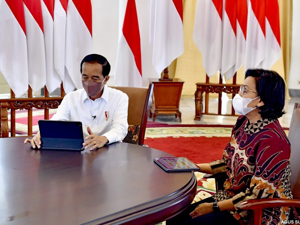 Menteri Keuangan Sri Mulyani Indrawati beserta jajaran Direktorat Jenderal Pajak Kementerian Keuangan mendampingi Presiden Jokowi melaporkan SPT Tahunan 2021 secara online melalui e-filing, Jumat (4/3). (Foto: Instagram @smundrawati)