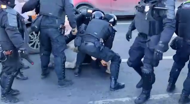 Pasukan keamanan di St. Petersburg menggunakan pistol setrum terhadap tahanan. Gambar Ini didapatkan dari tangkapan layar video dari Telegram OVD-Info/Tim Pivarov, Minggu, 6 Maret 2022.