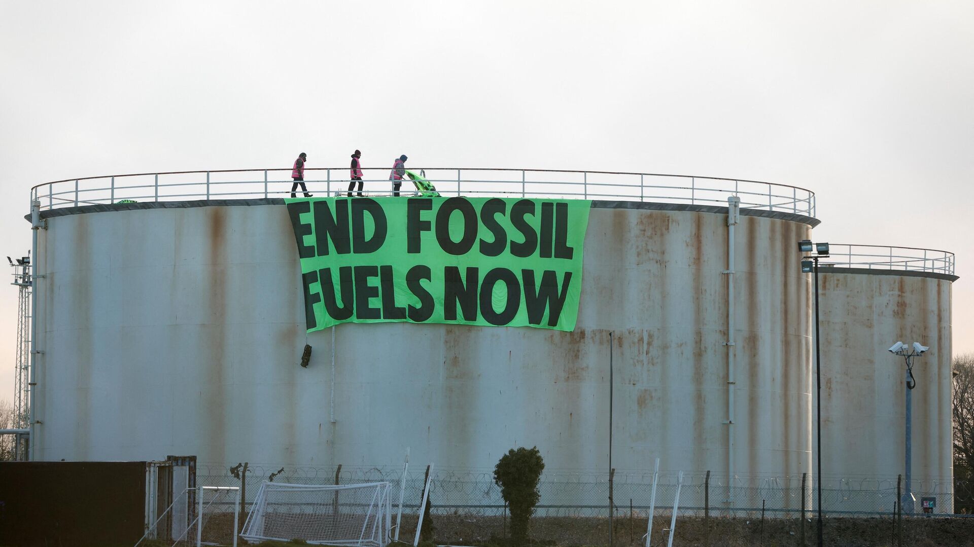 Ratusan Aktivis Iklim Memblokade Jalan Akses ke 10 Terminal Minyak di Seluruh Inggris