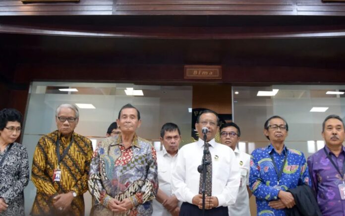 Menko Polhukam Mahfud MD saat berdialog dengan Dewas KPK di Kantor Kemenko Polhukam, pada 4 Februari 2020 yang lalu. (Foto: Instagram @mohmahfudmd)