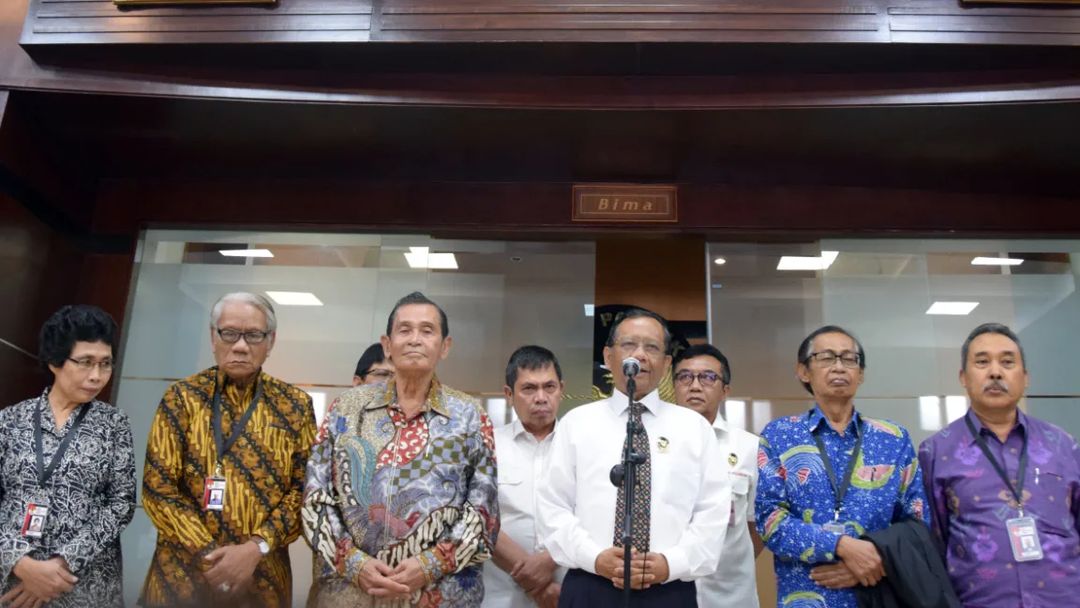 Menko Polhukam Mahfud MD saat berdialog dengan Dewas KPK di Kantor Kemenko Polhukam, pada 4 Februari 2020 yang lalu. (Foto: Instagram @mohmahfudmd)