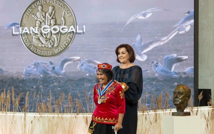 Lian Gogali Terima Medali The Four Freedom Awards