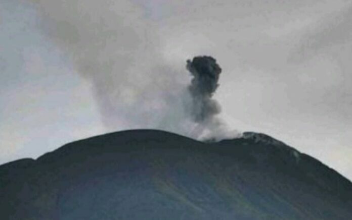 Erupsi Gunung Ile Lewotolok: Asap Membumbung Hingga 400 Meter