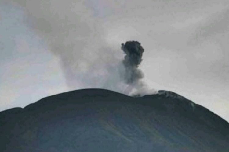 Erupsi Gunung Ile Lewotolok: Asap Membumbung Hingga 400 Meter