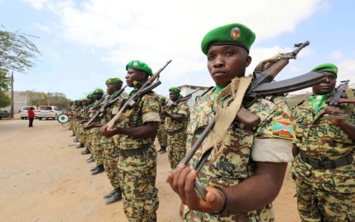 Pasukan penjaga perdamaian dari Misi Uni Afrika Burundi di berdiri dalam formasi selama upacara saat mereka bersiap untuk meninggalkan Akademi Militer Jaalle Siyaad setelah digantikan oleh militer Somalia di Mogadishu, Somalia. 28 Februari 2019. Foto: Feisal Omar/Reuters.