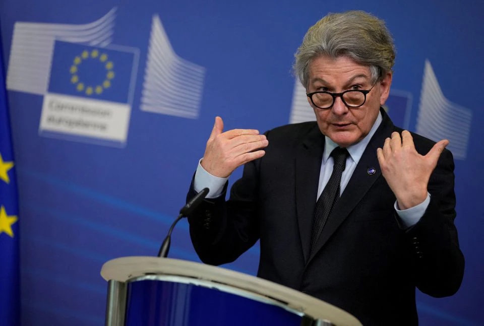 Thierry Breton, Komisaris Eropa untuk Pasar Internal berbicara dalam upacara penandatanganan UU Chips di markas besar Uni Eropa di Brussels, Belgia, 8 Februari 2022. Foto: Virginia Mayo/Pool via Reuters.