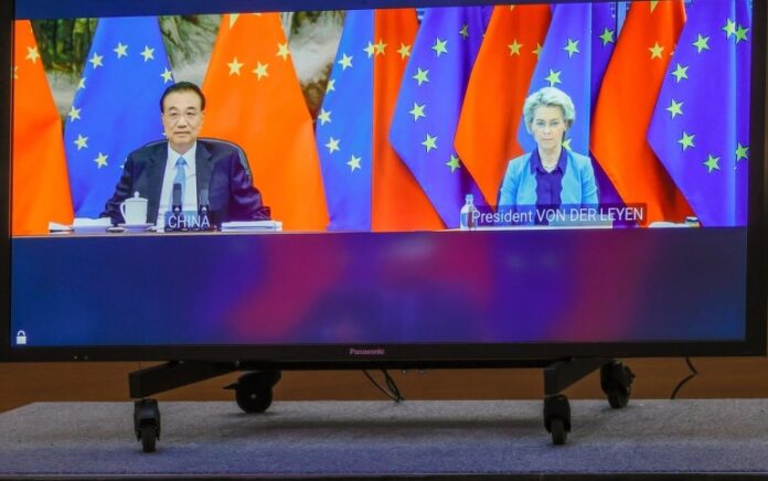 Perdana Menteri China Li Keqiang dan Presiden Komisi Eropa Ursula von der Leyen berbicara melalui konferensi video. Foto: Olivier Matthys/Pool/AP.