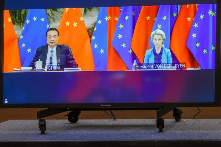 Perdana Menteri China Li Keqiang dan Presiden Komisi Eropa Ursula von der Leyen berbicara melalui konferensi video. Foto: Olivier Matthys/Pool/AP.