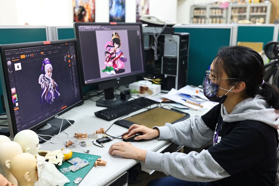 Seika Huang, direktur merek Pili International Multimedia, melihat desain karakter yang diubah menjadi file NFT di kantor pusat mereka di Yunlin, Taiwan, 18 Februari 2022. Foto: Reuters/Ann Wang.