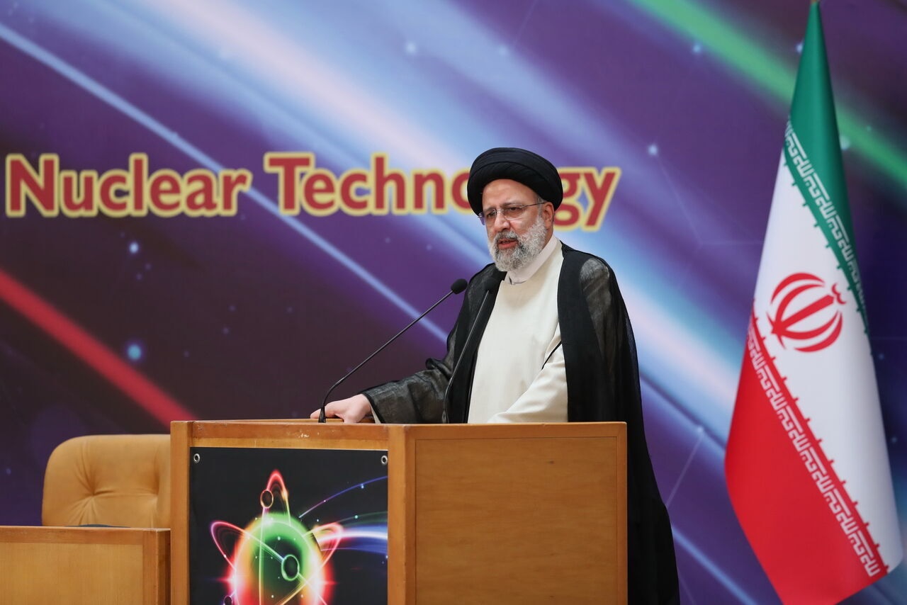 Presiden Iran Ebrahim Raisi saat berpidato dalam peringatan Hari Teknologi Nuklir Nasional Iran pada Sabtu 9 April 2022. Foto: ISNA.