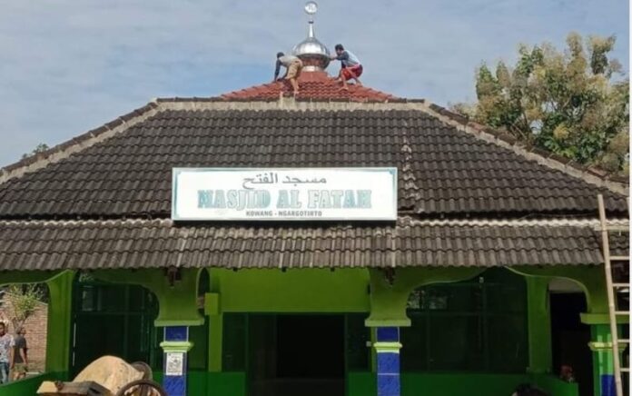 Masjid Al-Fatah yang terletak di Dukuh Kowang, Desa Ngargotirto, Kecamatan Sumberlawang, Kabupaten Sragen, sebelum dirobohkan. (Foto: Istimewa)