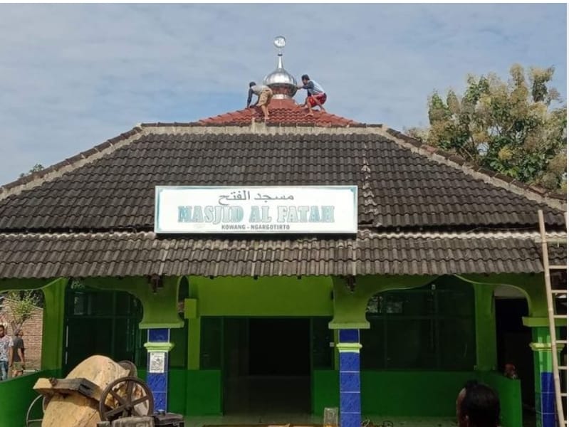 Masjid Al-Fatah yang terletak di Dukuh Kowang, Desa Ngargotirto, Kecamatan Sumberlawang, Kabupaten Sragen, sebelum dirobohkan. (Foto: Istimewa)