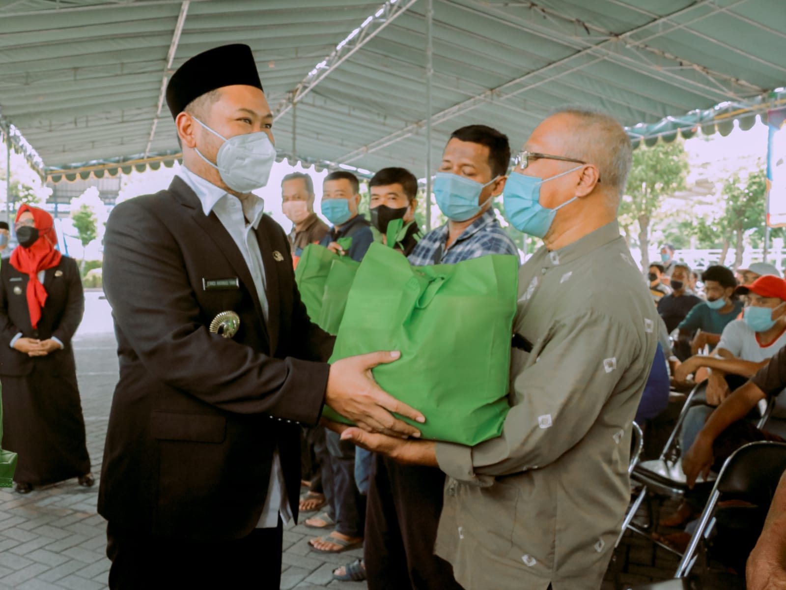 Sopir Angkot, Tukang Ojek dan Dokar di Gresik Dapat Bantuan Paket Sembako