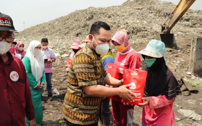 Gandeng Formagam dan PGI, GusDurian Gresik Salurkan 250 Paket Sembako ke Pemulung